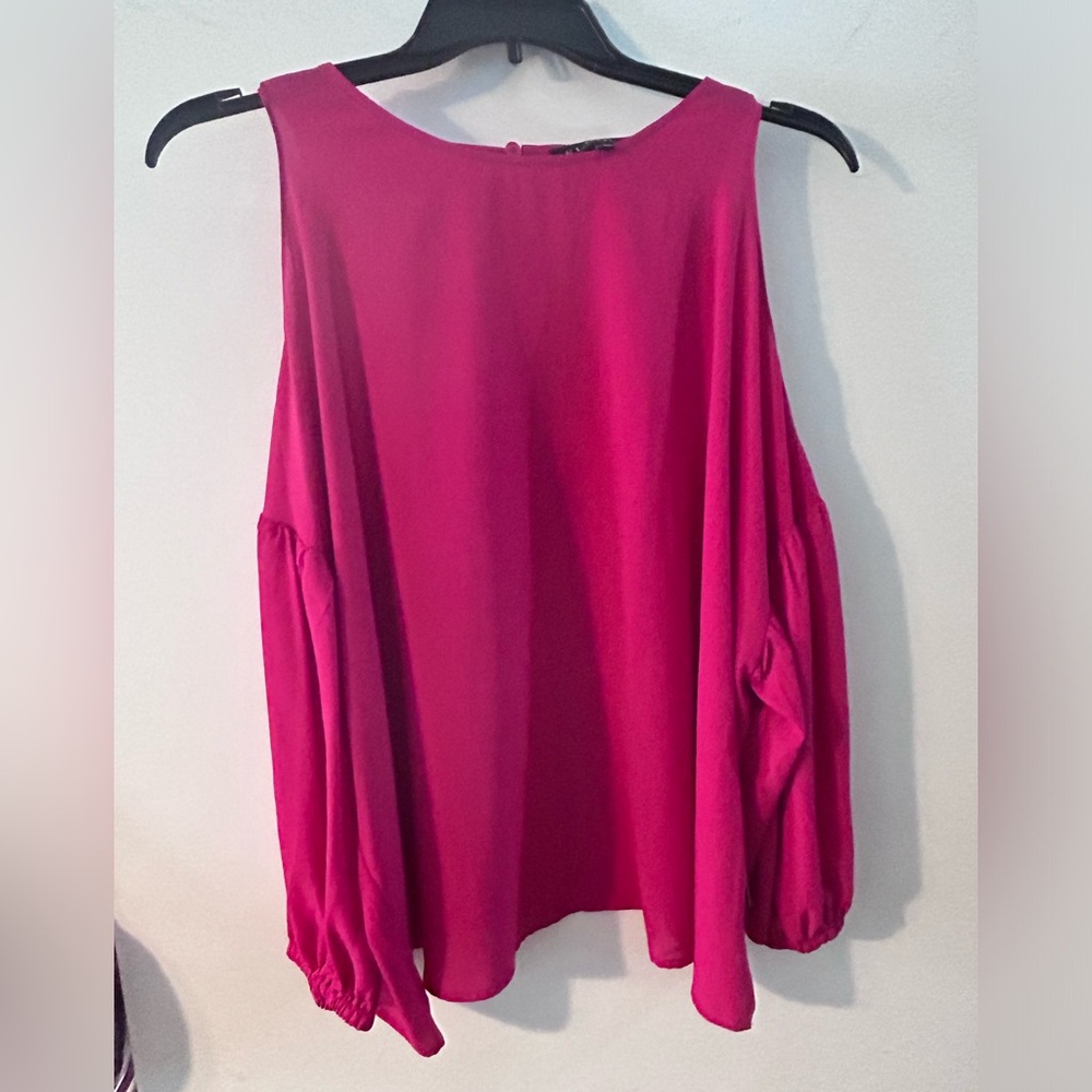 Pink shoulder cut ou blouse